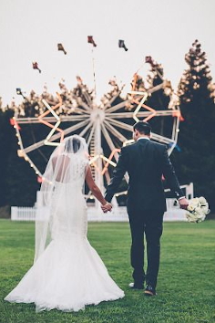 Ferris wheel with wedding couple